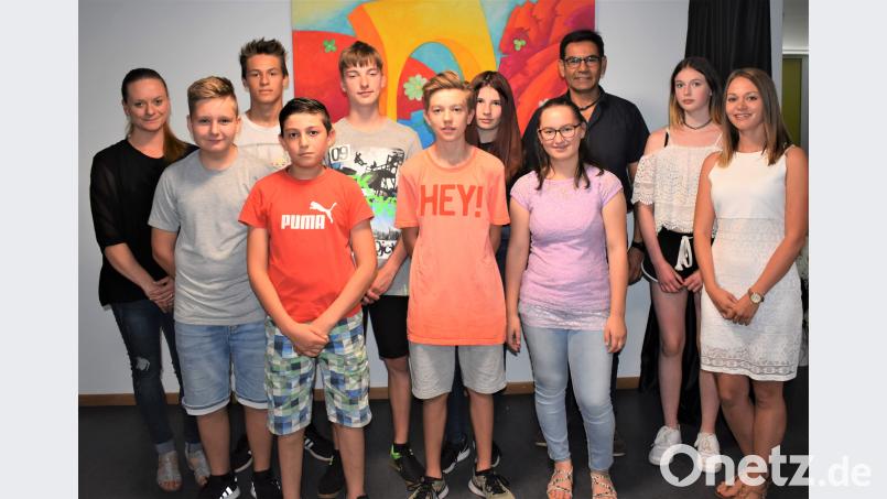 Sabrina Sloot (rechts) und Maria Rübe-Hitzinger (links) haben acht Schüler und Schülerinnen aus den Mittelschulen Grafenwöhr und Eschenbach zu Streitschlichter und -schlichterinnen ausgebildet. Mit auf dem Bild ist Thomas Schmidt (Dritter von rechts), der Rektor der Grafenwöhrer Mittelschule. rgr