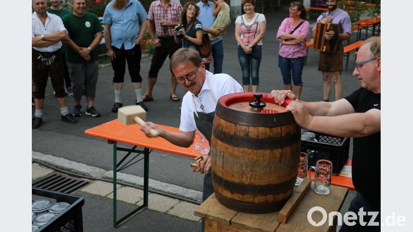Bürgermeister Hans Donko zapft mit einem Schlag das erste Fass Bier an. njn