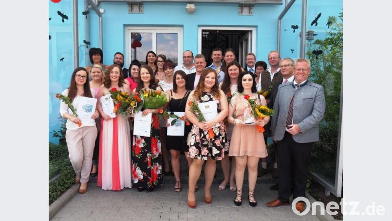 Absolventen, Lehrer und Oberbürgermeister Andreas Feller (rechts) freuten sich beim Schulabschluss. exb