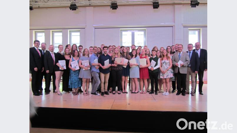 Der erfolgreiche 33. BfM-Jahrgang mit Direktor Benedikt Boßle (3.v.li.), Bezirkstags-Vizepräsident Lothar Höher (re.), Landrat Richard Reisinger (2.v.li.), Bürgermeister Michael Göth (2.v.re.) und weiteren Ehrengästen. aks