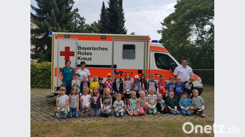 Die Vorschulkinder des städtischen Kinderhauses Mitterteich durften am Ende des Trau-Dich-Kurses den Rettungswagen inspizieren. Mit dabei waren Natalie Wölfl, Manuela Lang und Magnus Zimmermann (hinten, von links) vom Roten Kreuz Mitterteich. exb