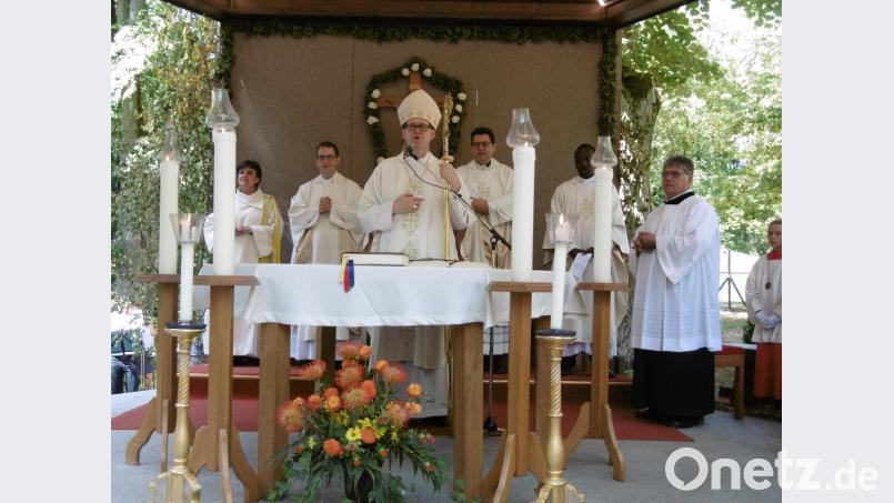 Weihbischof Graf spendet den Segen. mma