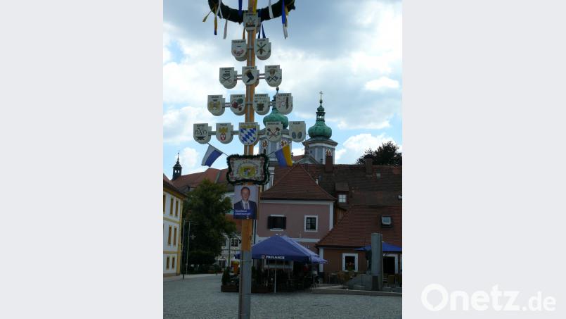 Der Maibaum mit dem Portät von Bernd Sommer. kgg