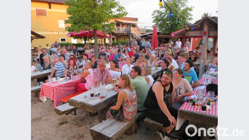 Volle Tische an beiden Tagen adj