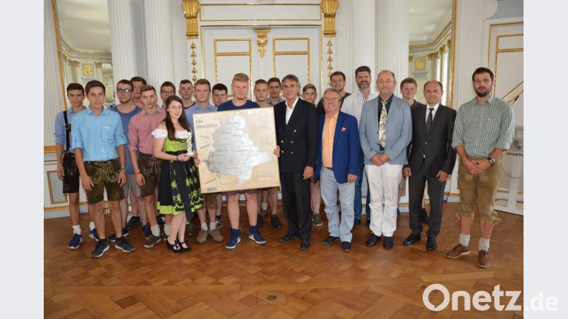 Die Schüler der Klasse MIM 11b bei der feierlichen Geschenkübergabe zusammen mit Regierungspräsident Axel Bartelt (Mitte), Toni Dutz (Bürgermeister Wiesau, Sechster von rechts), Wolfgang Prebeck (Mitarbeiter der Schulleitung, Fünfter von rechts), Dr. Wolfgang Eckstein (Schulleiter, Vierter von rechts), Walter Schütz (Leitender Regierungsschuldirektor, Zweiter von rechts) und Dr. Tobias Kraus (Klassenleiter, rechts). exb