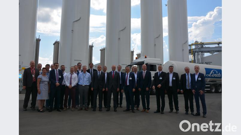 Unser Bild zeigt die Verantwortlichen der beiden Weltfirmen Schott und Linde AG nach dem Festakt, mit der die neue Sauerstoffanlage, (im Hintergrund) in Betrieb genommen wurde. Insgesamt wurden am Standort Mitterteich fast zwanzig Millionen Euro investiert. jr