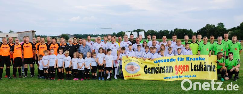 Auch wenn manchmal das Laufen schwer viel. Immer wieder blitzte bei den Oldstars des Clubs und einer Regionalauswahl bei einem Freundschaftsspiel in Tremmersdorf ihr Fußball-Gen auf. Unser Bild zeigt die Kicker mit den Begleit-Kits vor dem Jubiläumsmatch. do