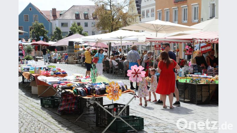 In Schwandorf hatten am Sonntag die Geschäfte geöffnet und der Jakobimarkt ging über die Bühne. Gerhard Götz