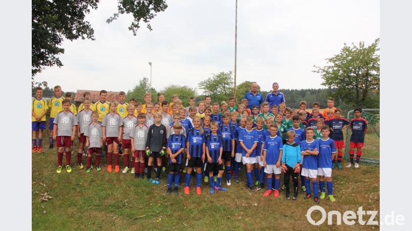 Eine Werbung für den Nachwuchssport war das "Norbert-Schnurrer-Gedächtnisturnier", zu dem die Sportfreunde Kondrau am vergangenen Samstag einluden. Unser Bild zeigt die teilnehmenden Mannschaften mit den Turnierleitern Franz Heinrich (hinten links) und Manuel Enders von den Sportfreunden. kro