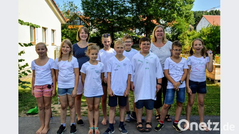Für sie hieß es Abschied nehmen. Die neun Schüler der Klasse 4 und die Lehrkräfte Sabrina Reich (links) und Michaela Grünwald. fdl