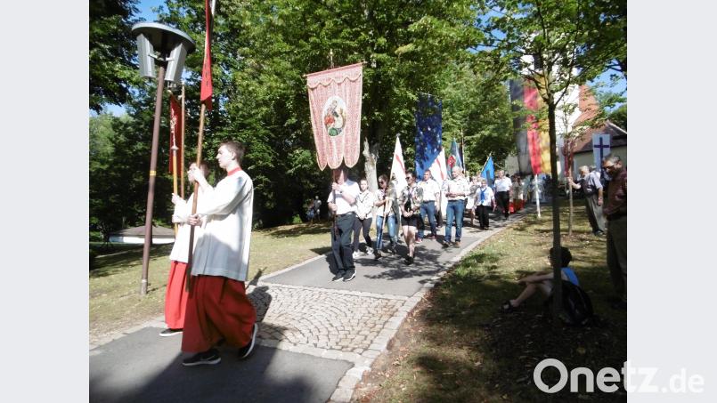 Dem restaurierten alten St.Anna-Banner folgen die kirchlichen Vereine. mma