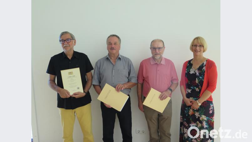 Rektorin Christine Wiesend verabschiedet die drei Lehrer Norbert Lang, Michael Kraus und Walter Stahl (von links) in den Ruhestand. jzk