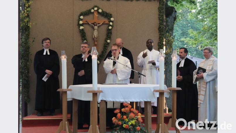 Zum Abschluss des ökumenischen Gottesdienstes auf dem Annaberg segneten Kaplan Daniel Fenk und Dekan Karlhermann Schötz gemeinsam die Gemeinde. cog