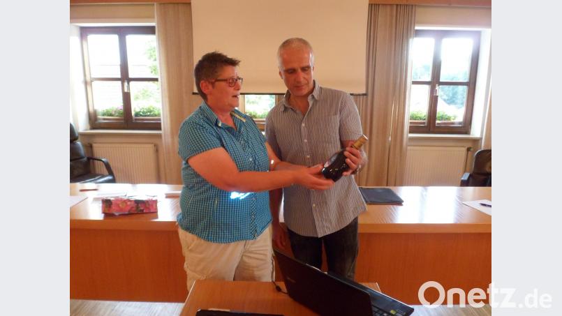 Judith Zaus vom Vereinsausschuss dankt Markus Grohmann mit einer Flasche wein für seine Erläuterung zur neuen EU-Datenschutzverordnung. soj