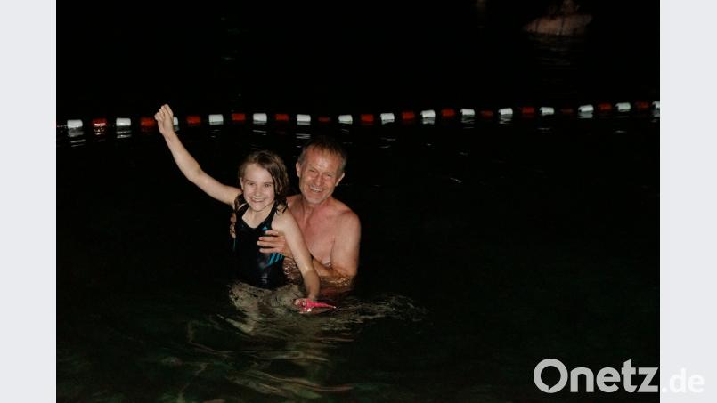 Mit dem Papa baden macht gleich noch mehr Spaß. bkr