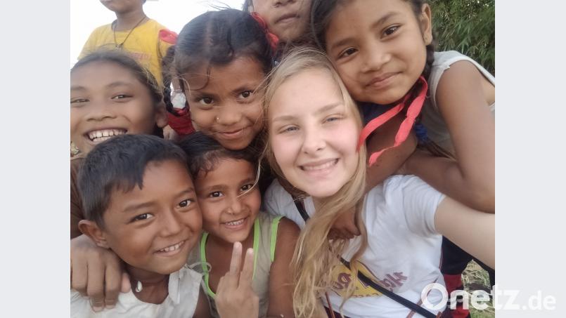 Praktikantin Sofie, die nach dem Abitur für fünf Monate Kinder in Nepal betreut. (exb)