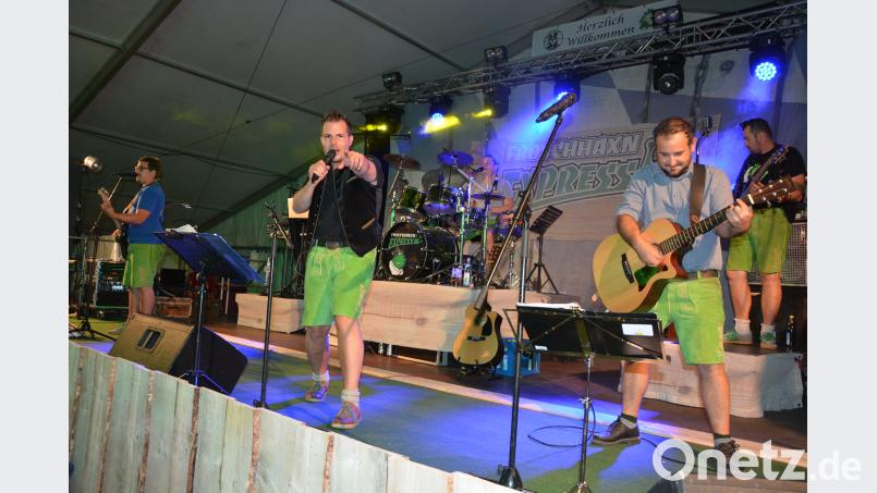 Der „Froschhaxn-Express“ spielte am Samstagabend zünftig auf. Normalerweise treten die sechs Jungs nur auf großen Volksfesten wie Straubing und Regensburg auf, am Samstag spielten sie in Großensees. Obwohl der Besuch besser hätte sein können, ließen sich die Feierwütigen und Partygänger nicht entmutigen. Die „Nacht der Tracht“ wurde doch noch ein Volltreffer jr