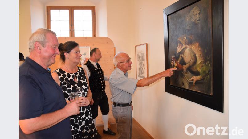 Auch der Schmidmühlener Heimatmaler Friedbert Bruckmüller (re) gehörte zu den ersten Gästen der Vernissage zum 500. Todesjahr von Erasmus Grasser im Hammerschloss. bö