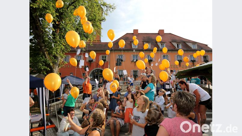 Luftballonaktion der Raiffeisenbank - welcher fliegt am weitesten? mef