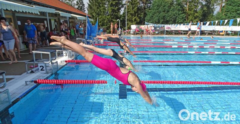 Die Starter springen bei der Stadtmeisterschaft in insgesamt 18 Wettkampfklassen ins Schätzlerbad-Becken. Drei Teilnehmer stechen mit ihren Ergebnissen besonders hervor. Dobmeier