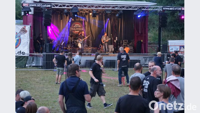 „Racer Roadhouse“ (Foto) und Sandro Windisch eröffneten das Rocking- Hoot-Sommerfestival. Bild: nib