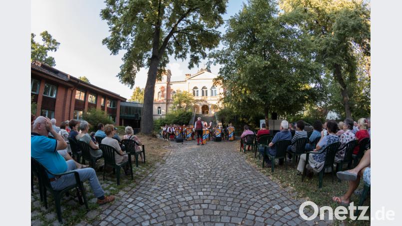 Trotz heißer Temperaturen konnten die Besucher im Schatten der großen Bäumen den Klängen lauschen ohne ins Schwitzen zu kommen. dtr