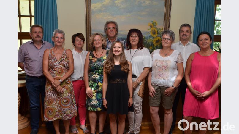 Beim Turnverein kommt auch im neuen Schuljahr mit Laura Bruckner aus Waldthurn (Mitte) eine junge Dame zum Zug, die ein Freiwilliges Soziales Jahr (FSJ) absolviert. Bisher haben vier junge Männer und vier junge Frauen dieses Freiwilligenjahr beim TV abgelegt. dob