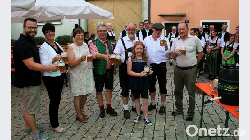Die ersten Festkrüge sind eingeschenkt. Das Bürgerfest werde man fortgeführen, versprach Bgm. Bauer (5. von li.). Im Bild die Markträte mit dem Nachbarbürgermeister (von links) Matthias Grundler, Alexandra Hasenfürter, Rita Wildenrother, Toni Dutz, Herbert Bauer, Gerhard Enslein mit Tochter und Peter Bork. wro