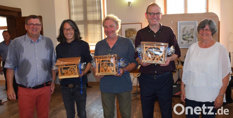 Danke an die Münchner Künstler für die Ausstellung zum 500. Todesjahr von Erasmus Grasser in Schmidmühlen im Hammerschloss, Von links Bürgermeister Peter Braun, die Künstler Yongbo Zhao, Chrsitoph Hessel, Michael von Cube und die Vorsitzende des Heimat- und Kulturvereins, Martina De Wille. bö