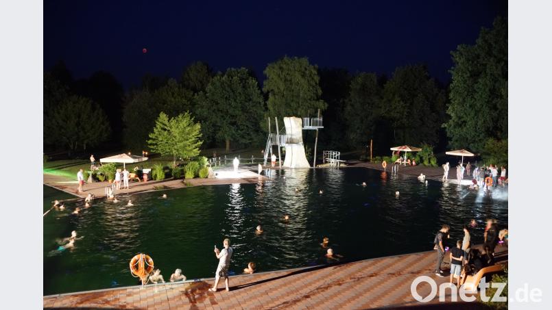 500 Leuchtstäbe lassen das Wasser des Naturerlebnisbades bläulich und rötlich schimmern. Für die Besucher beim Rotlichtschwimmen sind sie ein begehrtes Andenken. bkr