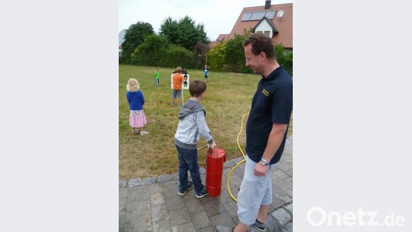 Der kleine Feuerlöschgiebel lockte den potenziellen Feuerwehr-Nachwuchs an, der sehr schnell lernte, mit der Handpumpe beim Löscheinsatz umzugehen. usc