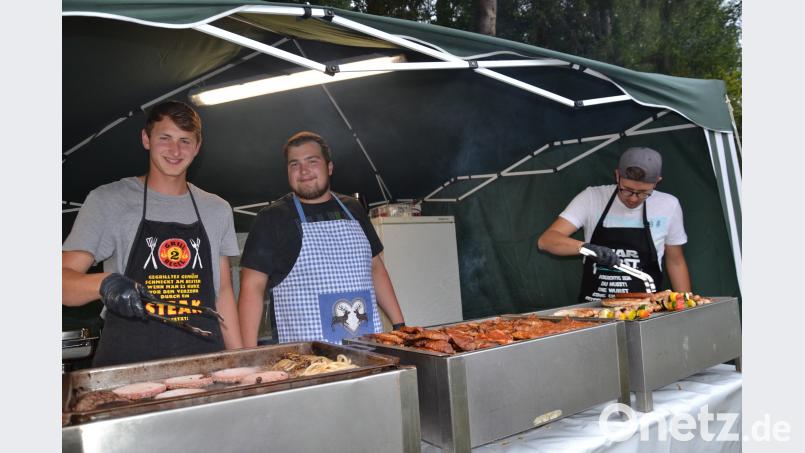 Die drei Grillmeister haben alle Hände voll zu tun. gi