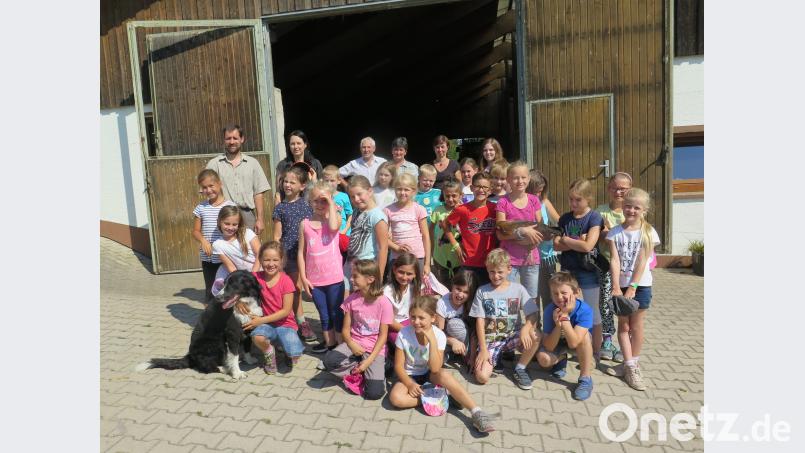 Matthias Lorenz (links mit seiner Tochter Hanna) nimmt sich viel Zeit für die Zweitklässler. jzk