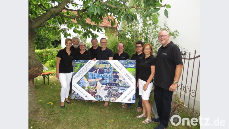 Im Bild von links Regina Zrenner, Herbert Schlittenbauer, Monika Dillenkofer, Werner Müller, Bürgermeister Bernd Sommer, Vorsitzender Wolfgang Horn, 2. Vorsitzender Markus Braun, Maria Wurm und Jürgen Klein. ubb