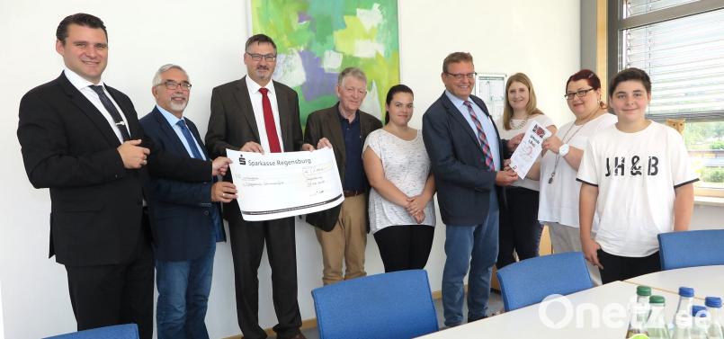 Landrat Thomas Ebeling, die Bürgermeister Manfred Rodde und Hans Prechtl, Stiftungsvorsitzender Dr. Karl Sauer, Schülerin Leonie Müller, Rektor Helmut Schuster, Jugendsozialarbeiterin Marina Simon, Josefine Hirn vom Gesundheitsamt und Schüler Can Ali Akdogan (von links) freuten sich über den Sieg beim Präventionswettbewerb der Sieglinde-Nothacker-Stiftung. Bild: Hirsch