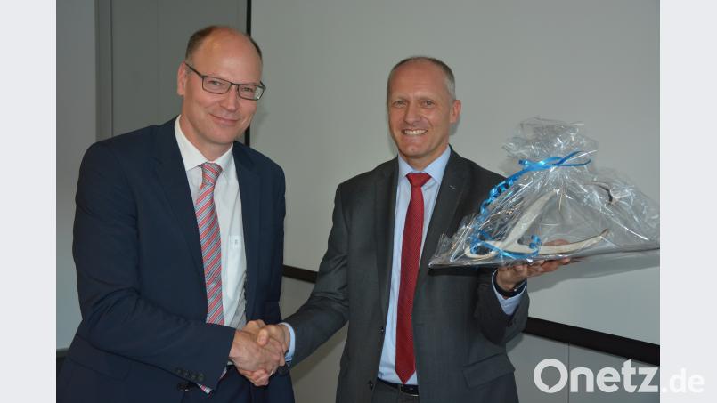 Jens Waldeck (rechts), von der Linde AG, dankte für die vertrauensvolle Zusammenarbeit mit einem Firmengeschenk an Stefan Rosner. jr
