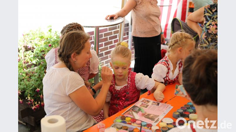 Beliebt ist das Kinderschminken njn