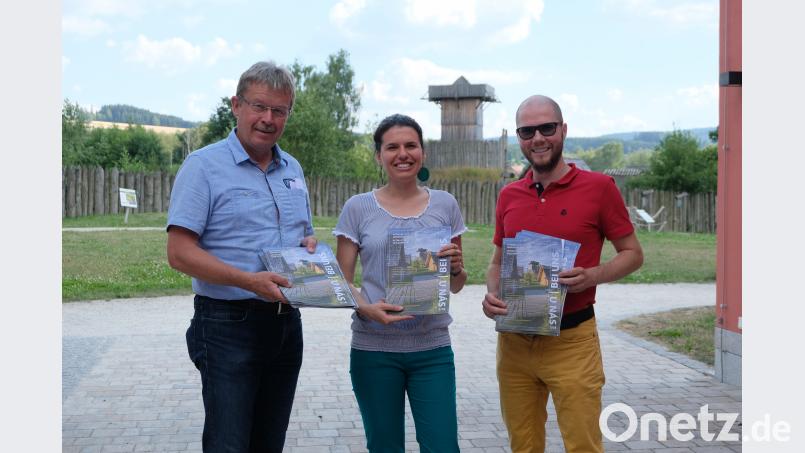 Der Vorsitzende des Vereins Via Carolina – Goldene Straße, Alfred Wolf, präsentiert mit den beiden für das Projekt betrauten Mitarbeitern Ida Petioka und Vaclav Vrbik (von links) die ersten Exemplare des Magazins. awo
