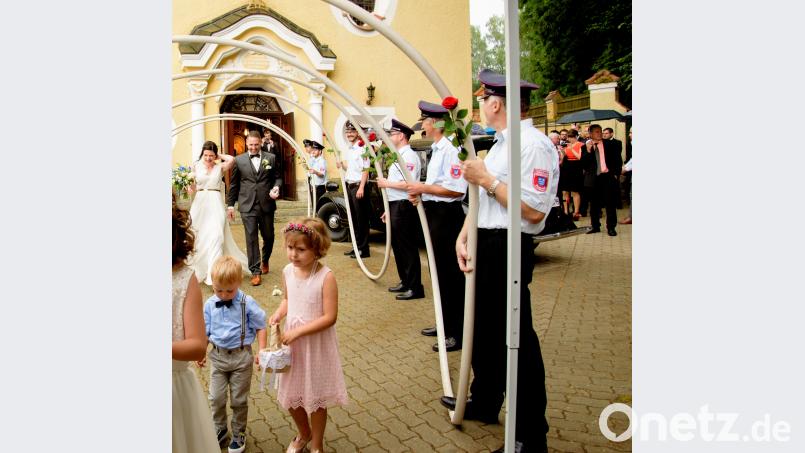 Das kirchliche Ja-Wort geben sich Jürgen und Anja Liermann, geborene Scheidler in St. Ulrich in Wilchenreuth. Nach dem Durchschreiten eines Spaliers mit einer Schlauchrolle der Roschauer Feuerwehr bewies die Braut Geschick an der Kübelspritze. prh