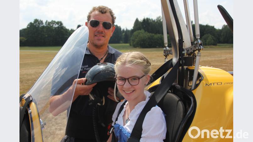 Große Vorfreude auf den Rundflug mit einem Gyrocopter bei der 12-jährigen Luisa Völkl. Dahinter ihr Pilot Anton Moll. kro