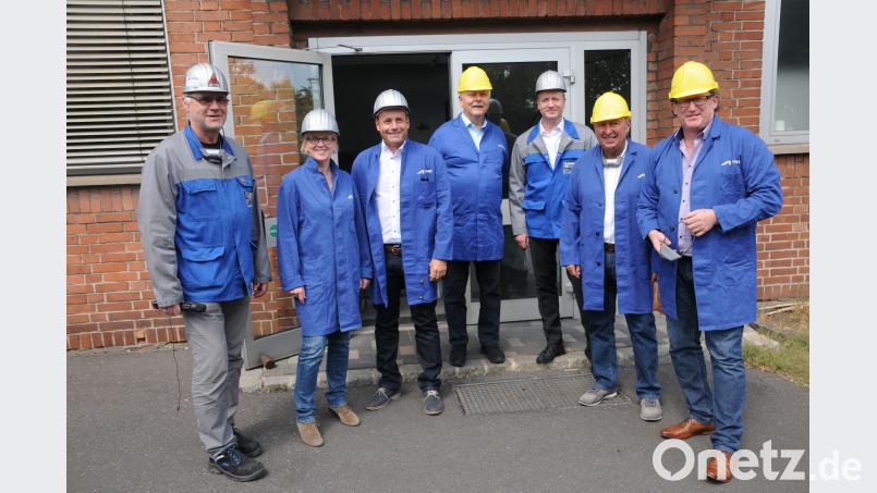 Vor dem Rundgang durch das Rohrwerk: Von links Karl-Heinz König, Natascha Kohnen, Uwe Bergmann, Reinhold Strobl, Harry Nimmerjahn, Joachim Bender und Armin Rüger. ge
