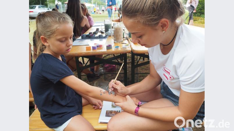 Begrenzt haltbare Tattoos bekommen die Kinder in der Schminkecke. krb