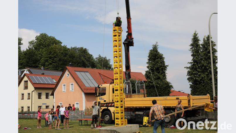 Beim Bierkastenstapeln geht es hoch hinaus. njn