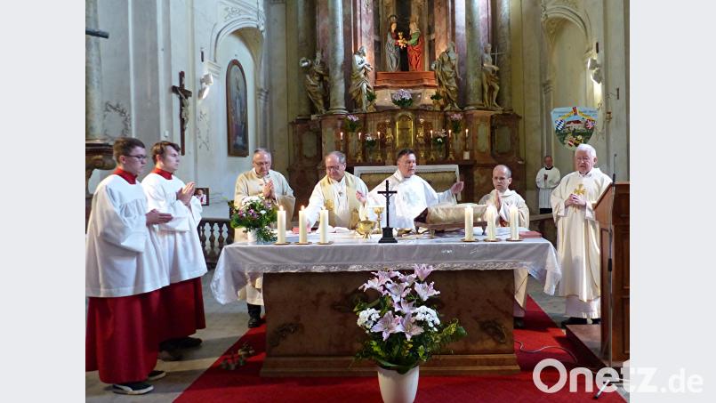 Am Altar der Wallfahrtskirche stehen Stadtpfarrer Georg Flierl aus Tirschenreuth und Jaroslav Šašek aus Plan, Hauptzelebrant und Prediger Ralf Bertels aus Dresden, Pfarrer Armin Maierhofer aus Mähring und Prälat Helmut Wanka aus Limburg. kod