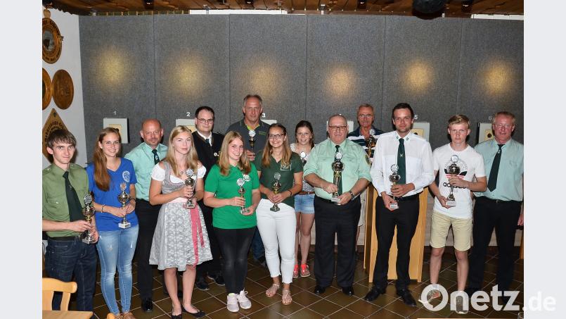 Eine stolze Zahl von 209 Schützen würdigt das 75. Gauschießen, wozu die Organisatoren um Gauschützenmeister Stefan Brandmiller (Fünfter von links) etliche Pokalen verleihen. fjo