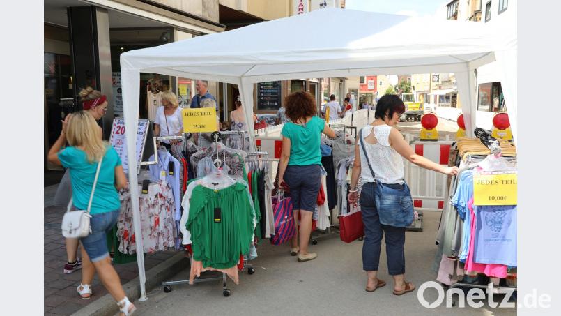 In Schwandorf hatten am Sonntag die Geschäfte geöffnet und der Jakobimarkt ging über die Bühne. Gerhard Götz
