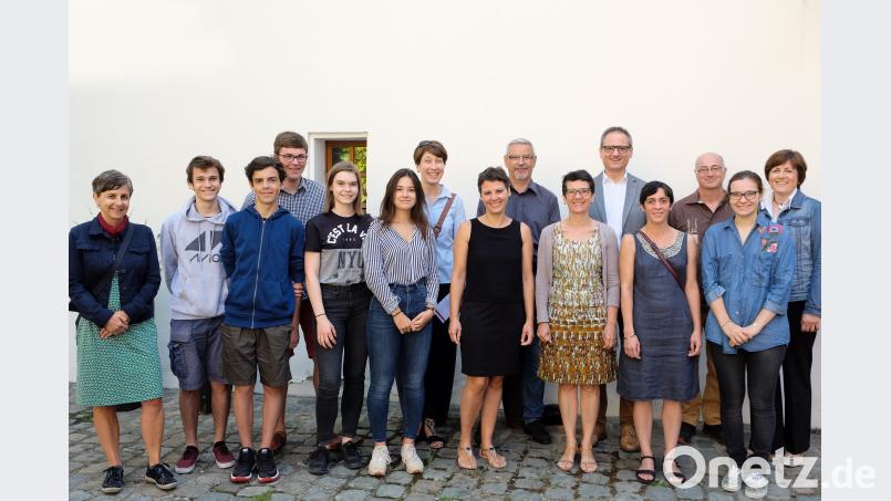 Die Beteiligten des Schüleraustauschs zwischen dem Erasmus-Gymnasium und dem Collège Clos-Chassaing mit unter anderem Kulturreferent Wolfgang Dersch (Fünfter von rechts), dem Leiter des Erasmus-Gymnasiums Karl Bösl (Siebter von rechts) und der für den Austausch zuständigen Lehrerin Konstanze Schlereth (Achte von rechts) sowie der Vorsitzenden des Freundeskreises Périgueux Anne-Marie Brey (links). Susanne Schwab, Stadt Amberg