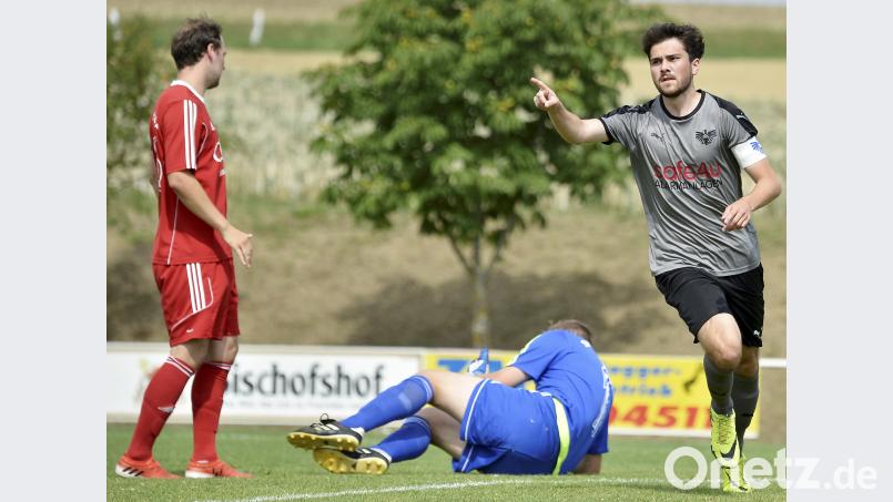 20. Spielminute: Der Ensdorfer Kapitän Sebastian Hummel (rechts) bejubelt den Ausgleichstreffer zum 1:1. Der Sorghofer Innenverteidiger Thomas Götzl (links) und Torhüter Michael Götz (Mitte) können nicht mehr rettend eingreifen. Ziegler