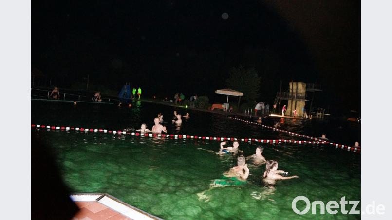 Bis zum Ende der Veranstaltung haben die Schwimmer das Becken leergefischt. Die bunten Leuchtstäbe am Beckenboden sind ein begehrtes Andenken. bkr