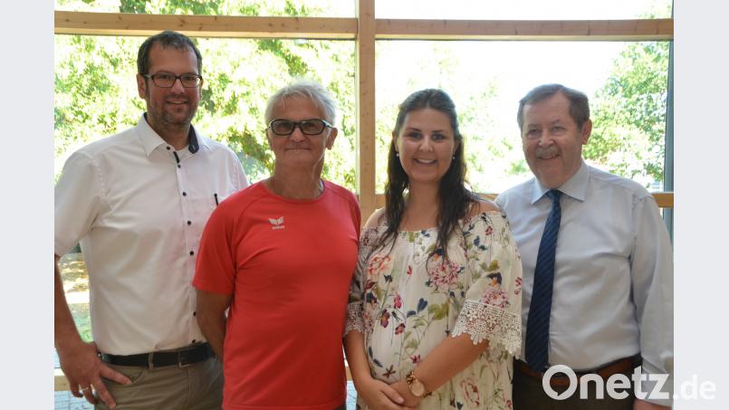 Die Lehrkräfte Gerhard Binder und Kathrin Frey sagen Servus. Realschuldirektor Andreas Meier (rechts) und Konrektor Kilian Graber (links) danken den beliebten Pädagogen für ihren Einsatz in der Vohenstraußer Bildungseinrichtung. dob